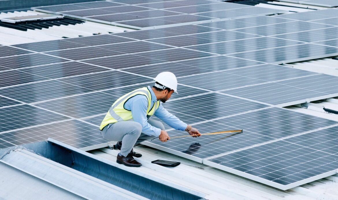 España instala menos placas solares pero el sector fotovoltaico seguirá en auge, según Evolución Solar