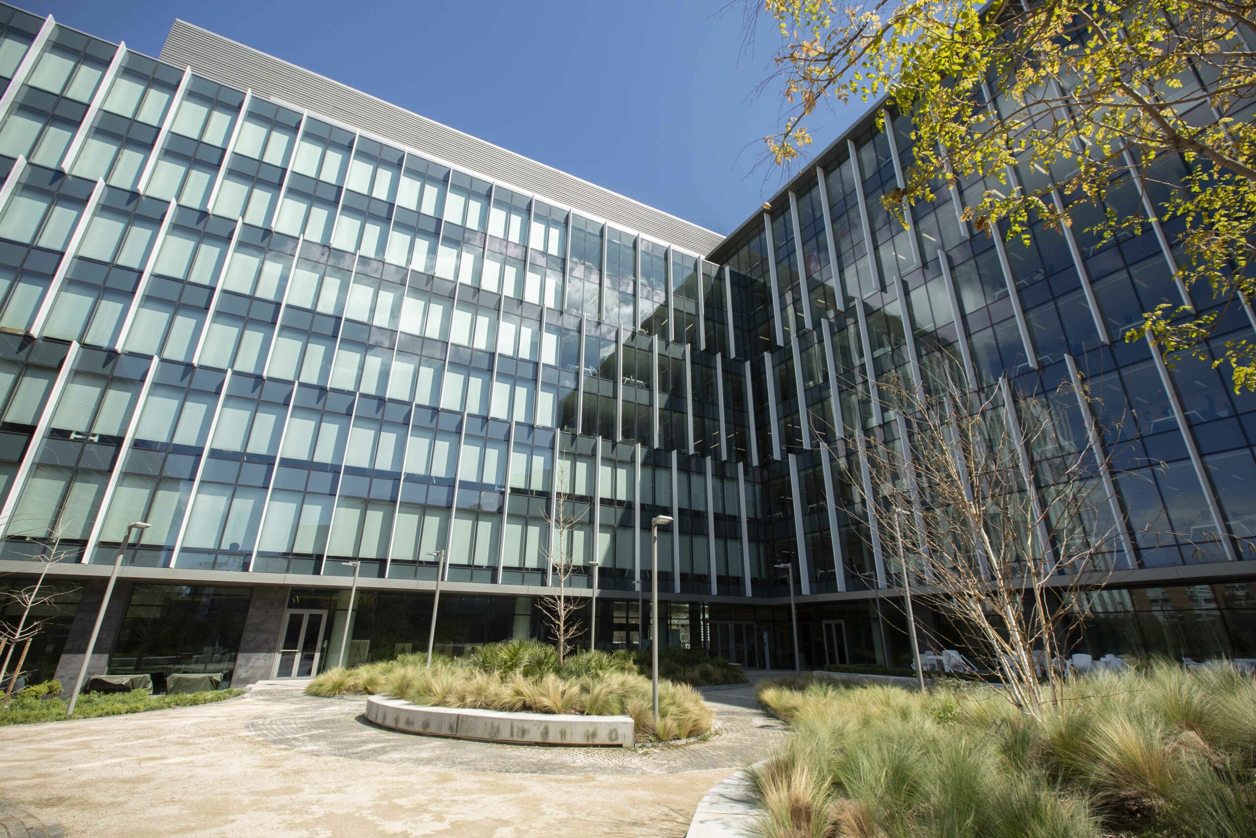 Edificio de oficinas con iluminacin natural scaled