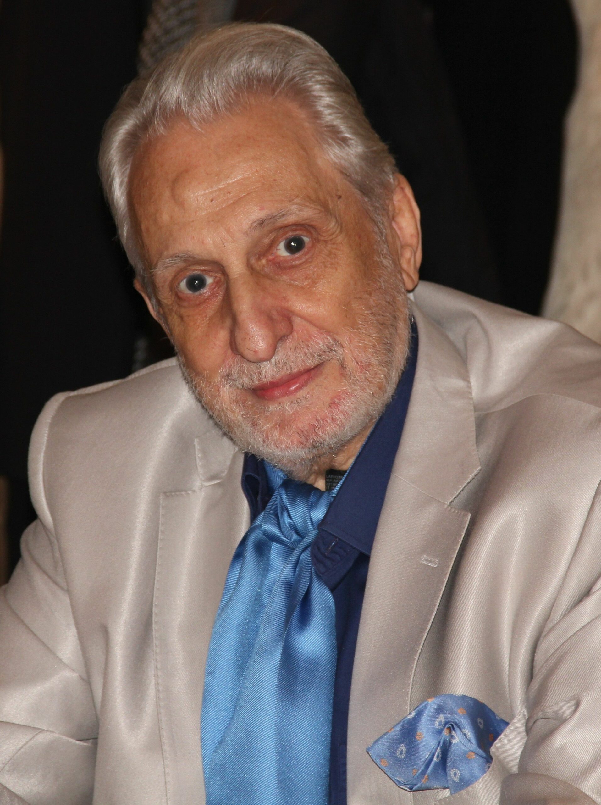Oscar Menassa scaled