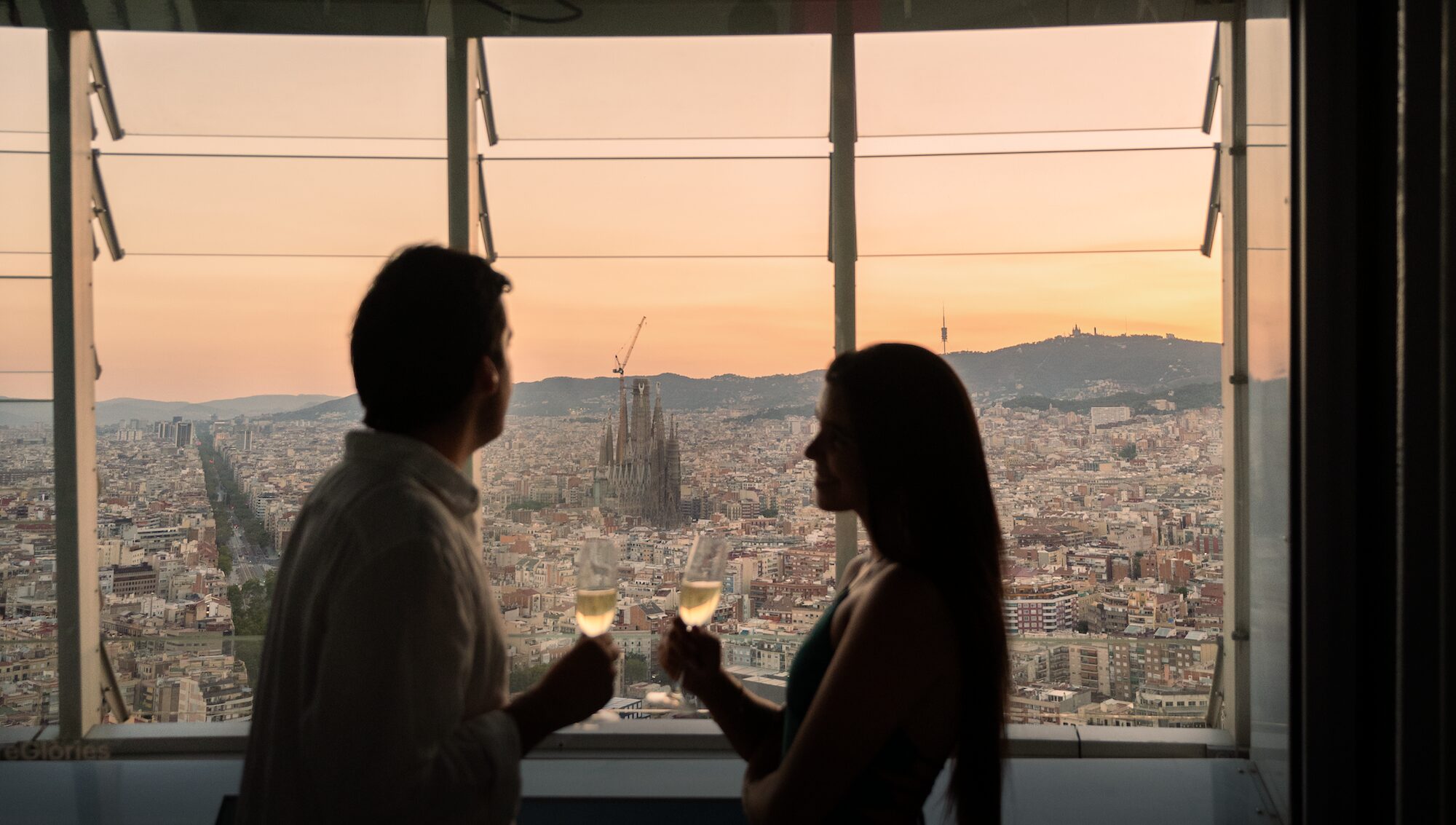 Copa de Cava junto al atardecer en Barcelona en el Mirador Torre Glories 2 1 1 1
