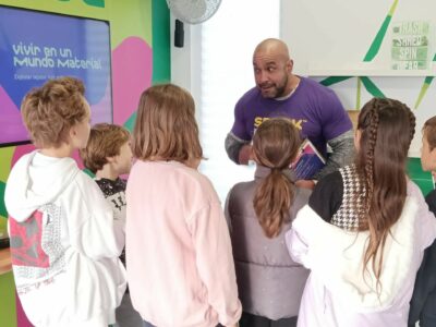 1600 estudiantes madrileños aprenden sobre sostenibilidad en el Curiosity Cube de Merck