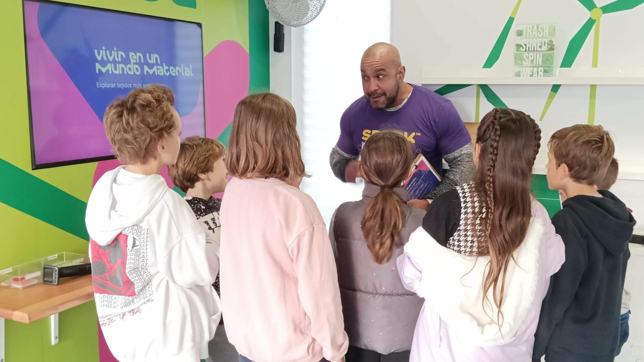 1600 estudiantes madrileos aprenden sobre sostenibilidad en el Curiosity Cube de Merck 1 scaled