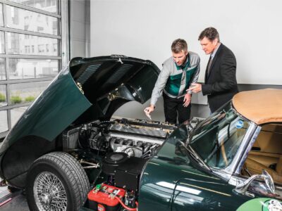 DEKRA ITV regala la nueva pegatina de vehículo histórico