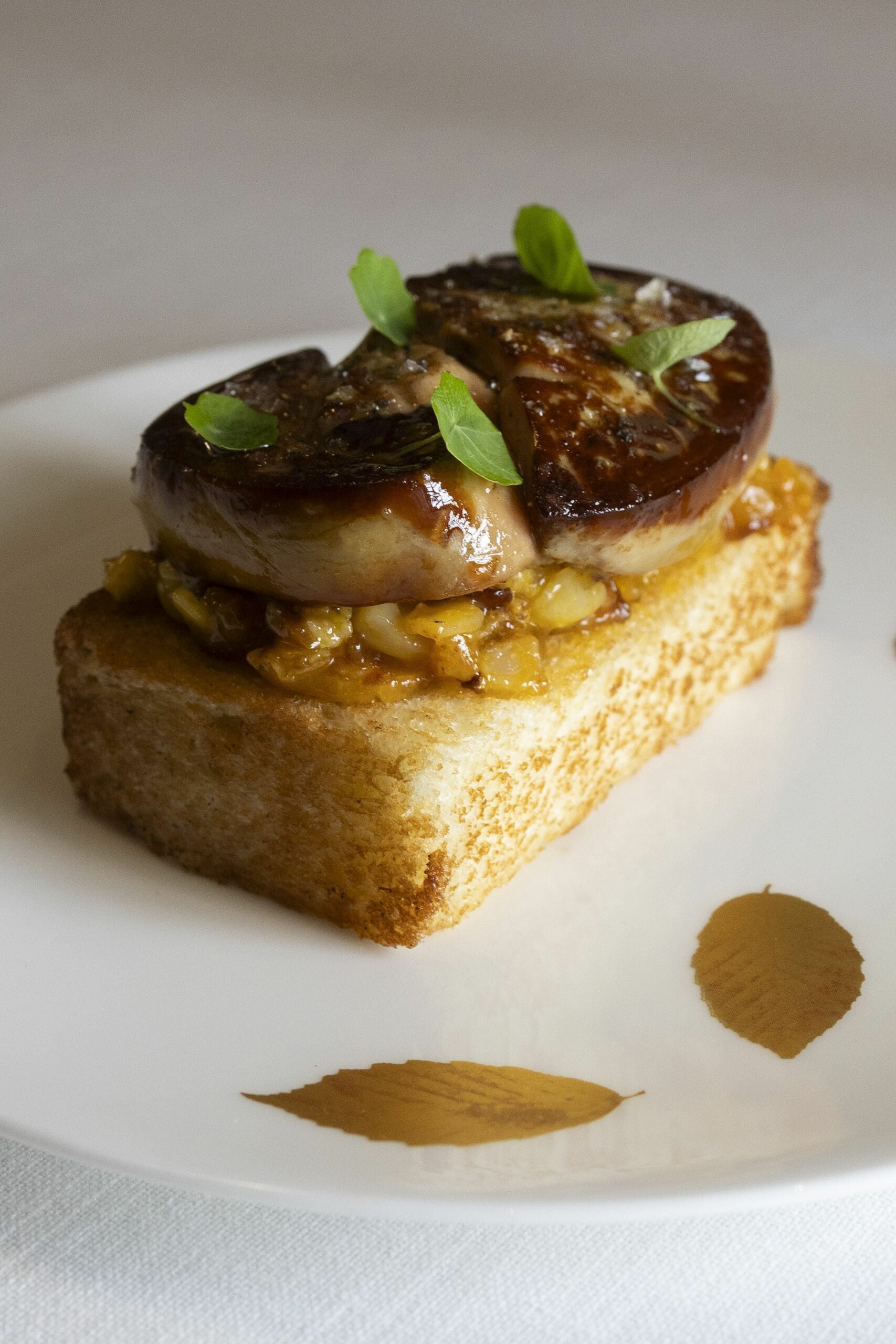 PAN BRIOCHE CON FOIE GRAS Y TORTILLA DE PATATA 2 1 scaled