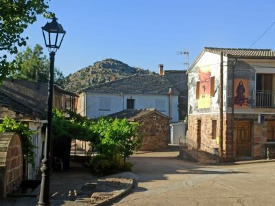 El mural ‘La abuela de Naharros’, de Zaida Escobar, subraya el esfuerzo de las mujeres de la Sierra Norte