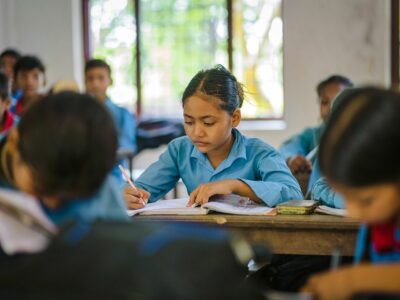 Los conflictos, los desastres naturales y desplazamientos forzados ponen en riesgo la educación de 224 millones de niños y niñas