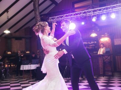 La Boda De Tus Sueños ofrece ideas para personalizar una discomóvil para bodas según estilos y preferencias