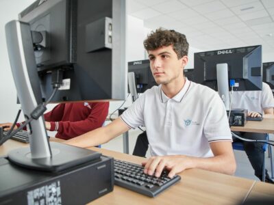 Un colegio sin iPads ni móviles, pero con alumnos que programan y crean sus propias IA