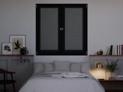 Las cortinas plisadas de oscuridad total de Cortidecor permiten aislar los hogares de la luz