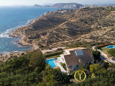 Sale al mercado en un enclave privilegiado una exclusiva villa con las mejores vistas de Alicante