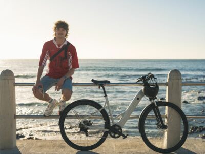 La manera más rápida y sostenible de cruzar la ciudad de punta a punta: las e-bikes de Decathlon