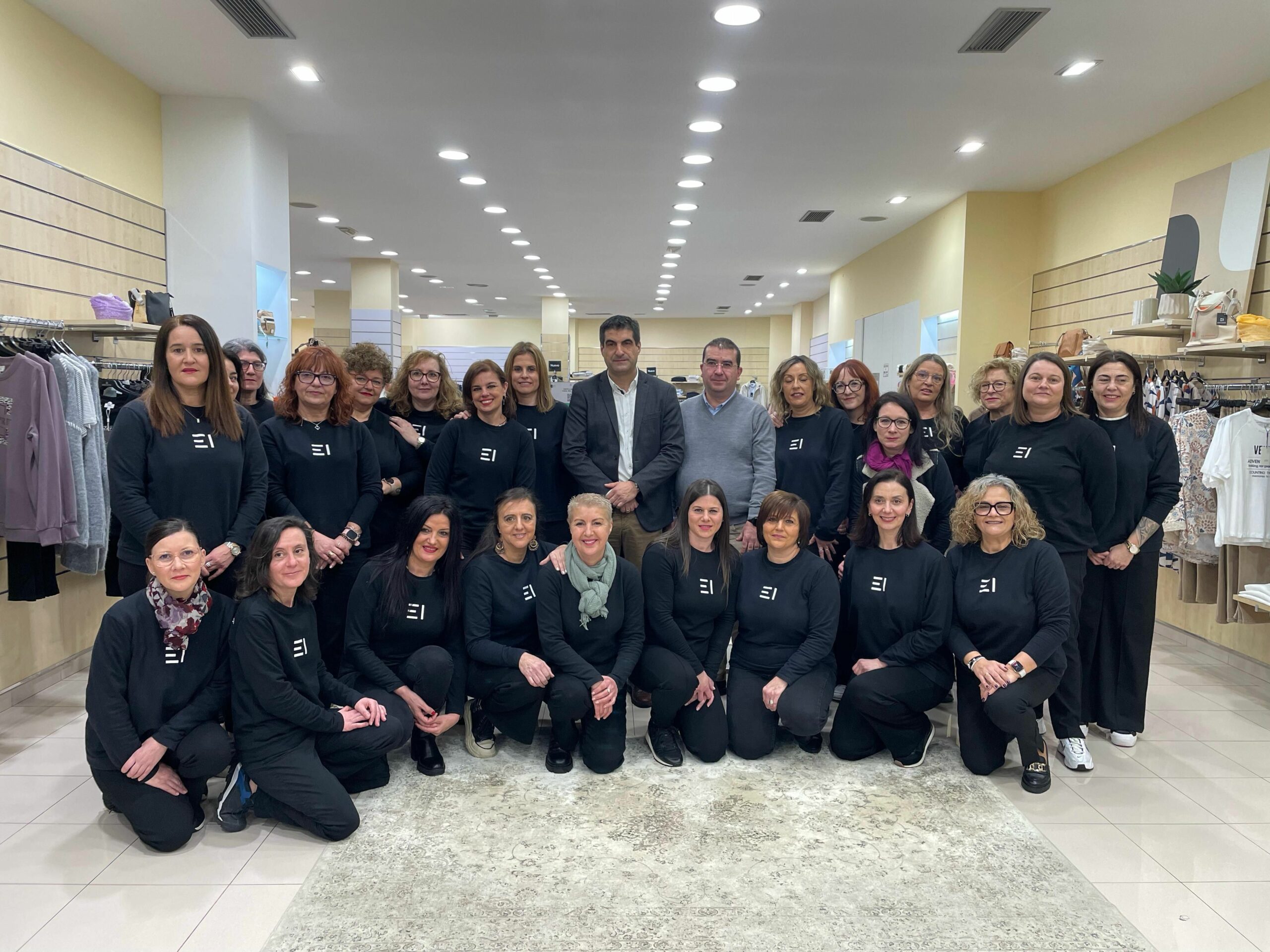 La firma de moda gallega Emilio Iglesias recibió al Director Xeral de Comercio, Gabriel Alén, en su tienda de Santiago 3 Gabriel Aln con equipo de EI scaled