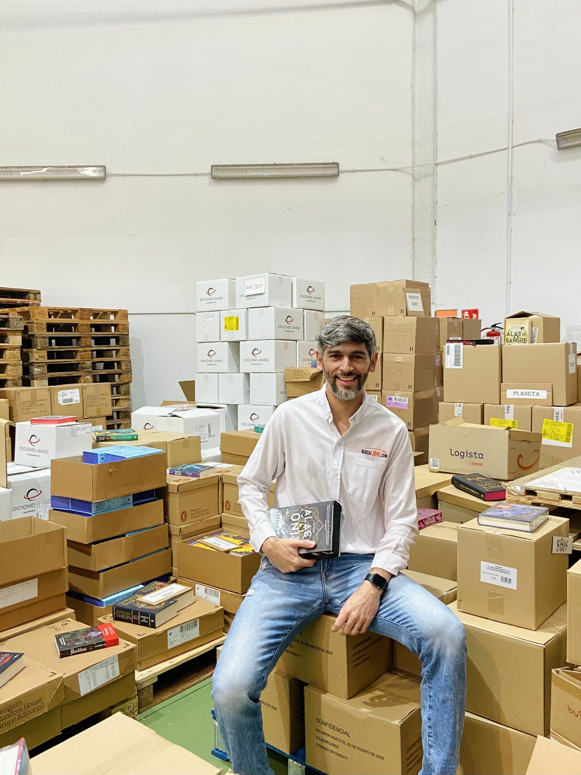 Juan Jose Daza Director Comercial y de Marketing de Buscalibre en bodega de Barcelona scaled