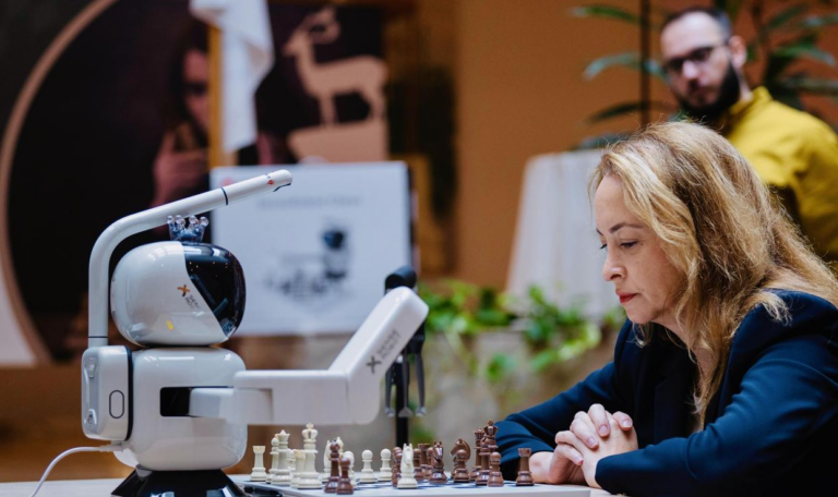 SenseRobot triunfa en el enfrentamiento contra la Campeona Mundial de ...