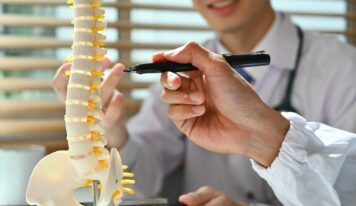 Dr. Gastón Camino, traumatólogo de Policlínica Gipuzkoa: «Muchas fracturas vertebrales por osteoporosis están sin diagnosticar o tardamos demasiado»