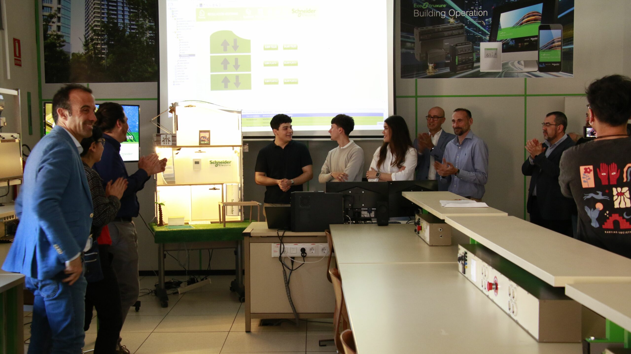 Schneider Electric inaugura su aula formativa en el Colegio Salesianos Atocha de Madrid JPG scaled