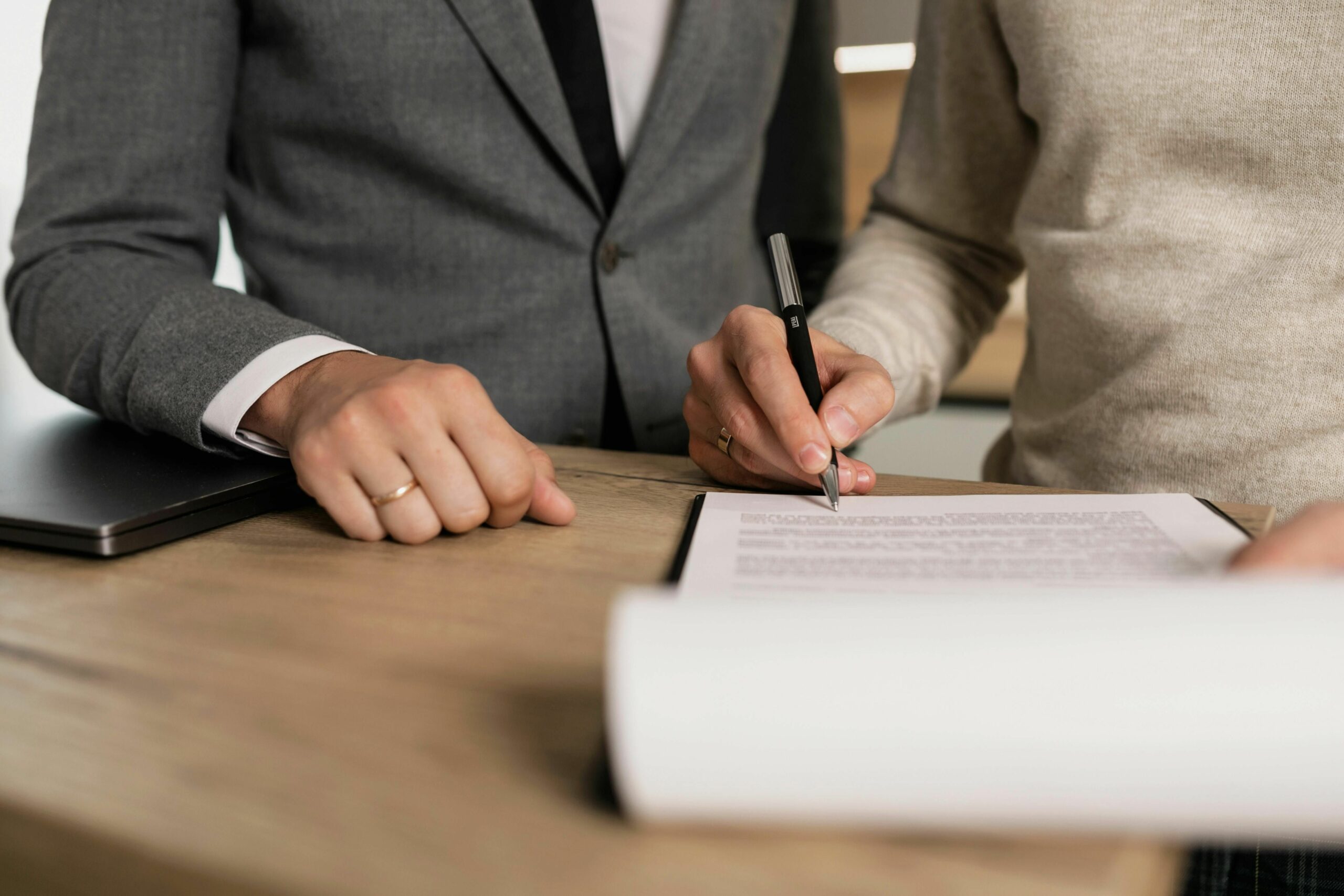 Contratos Temporales Valoira Abogados a darmel scaled
