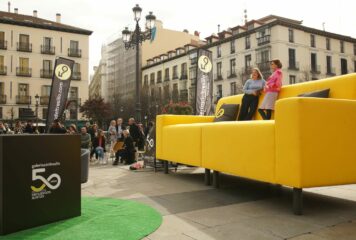 Galerías del Tresillo convierte el sofá en arte urbano para celebrar su 50 aniversario