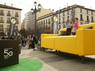 Galerías del Tresillo convierte el sofá en arte urbano para celebrar su 50 aniversario