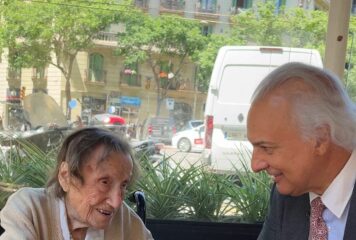 Angelina Torres, con 112 años, la más longeva de España, revela los secretos de su juventud al Dr. De la Peña