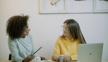 Brecha salarial y baja presencia femenina en cargos directivos retos pendientes en empresas según Coverflex