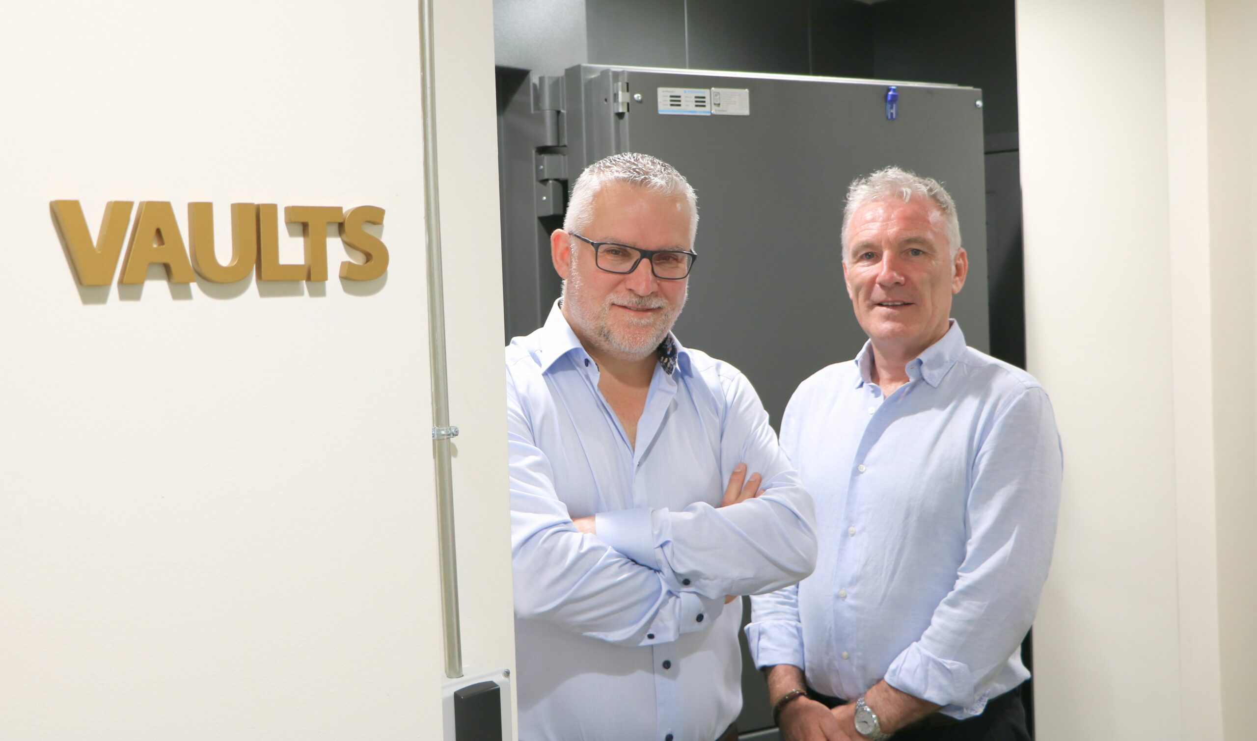 De izquierda a derecha Seamus Fahy Managing Director de The Vaults Group y de Barcelona Vaults y Tommy OCeileachair Country Manager de BarcelonaVaults scaled