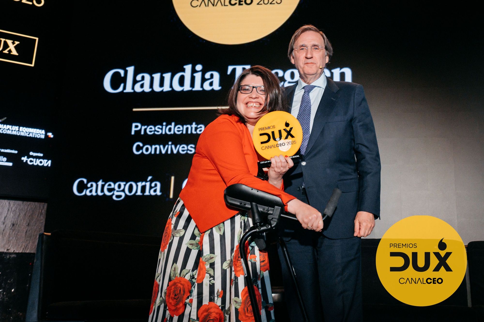 Claudia Tecglen Premio DUX de Impacto Social por Canal CEO