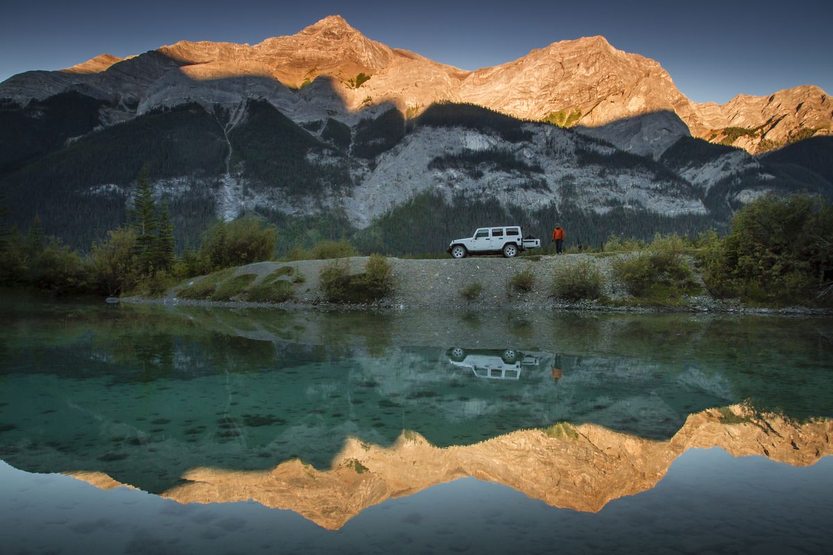 DEST CANADA ROADTRIP CAR ALBERTA MOUNTAIN LAKE GettyImages 185045062 Universal Within usage period 93628