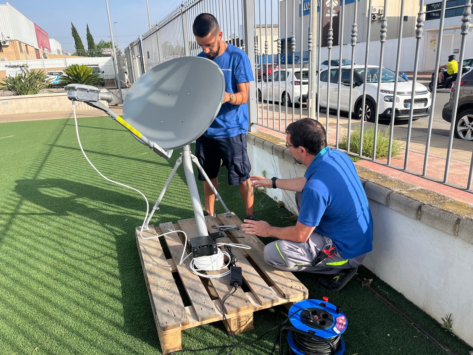 Foto 1 Tcnicos Avanza Fibra con una antena de internet va satlite