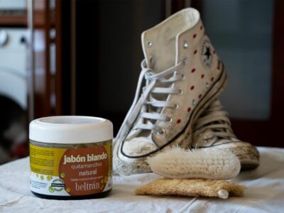 La empresa centenaria Jabones Beltrán ofrece una solución sencilla para conseguir unas zapatillas blancas