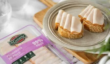 «Pechuguita 99 %» se convierte en protagonista del verano con la nueva campaña de La Carloteña