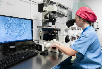 La edad materna no influye en la implantación embrionaria ni en la tasa de nacido vivo tras la transferencia de embriones euploides en ciclos de reproducción asistida