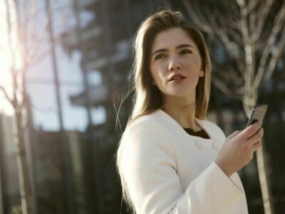 Incluir a un trabajador en un grupo de WhatsApp sin su consentimiento puede costar a la empresa hasta 2.000 euros