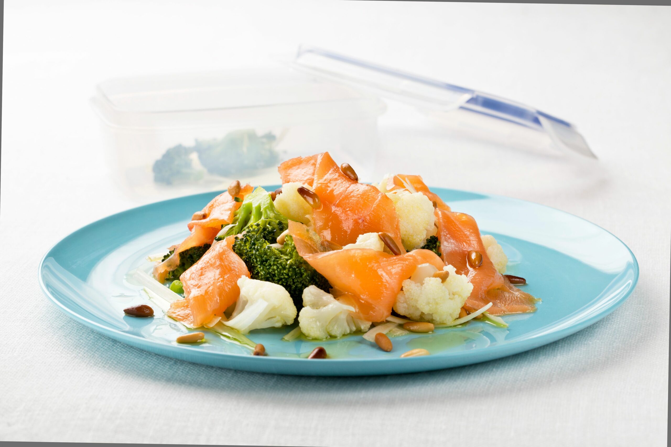 15 SALMON NORUEGO AHUMADO CON ENSALADA DE BROCOLI Y COLIFLOR Angel Robledo scaled