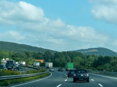 El envejecido parque móvil y las deficiencias en las infraestructuras reabren el debate sobre la seguridad vial en la época del año con más desplazamientos, según SMA Road Safety