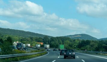 El envejecido parque móvil y las deficiencias en las infraestructuras reabren el debate sobre la seguridad vial en la época del año con más desplazamientos, según SMA Road Safety