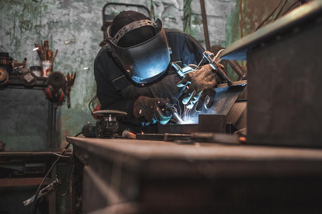 el hombre hace productos de hierro 1