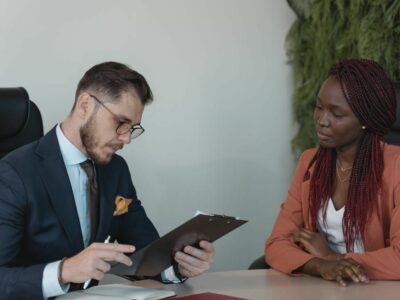 4 de cada 10 españoles se plantean hacer las maletas en busca de mejores oportunidades laborales