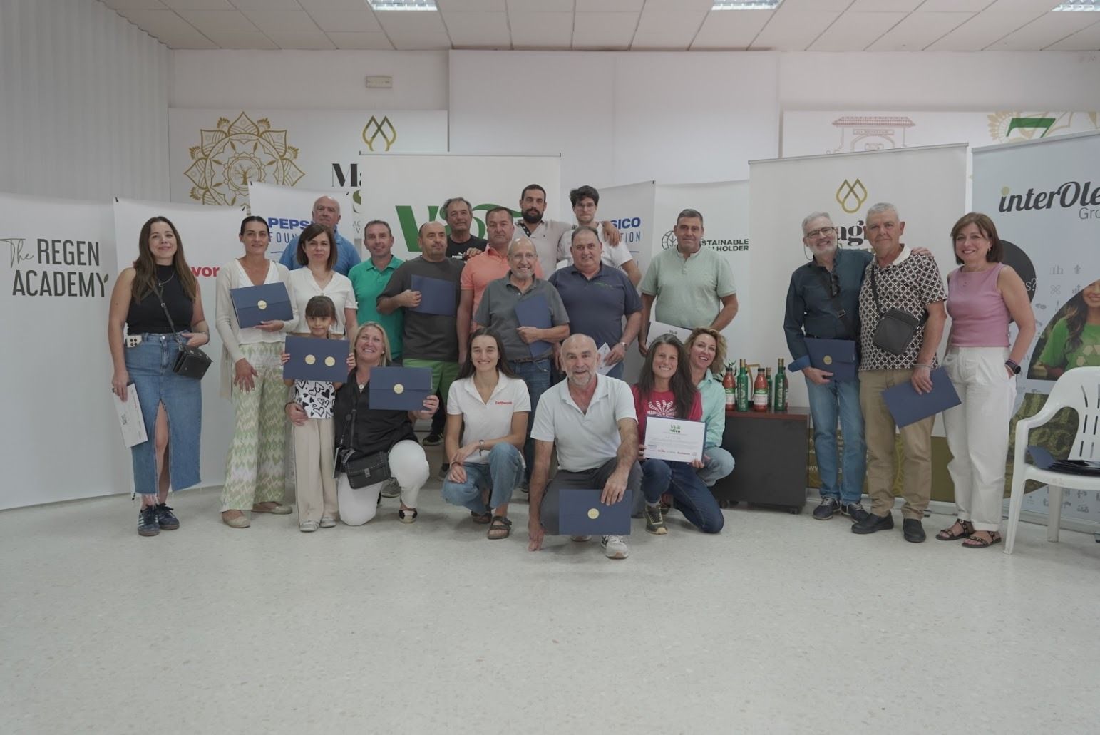 Grupo de agricultores participantes en el programa VivaOliva y que han recibido las becas por parte de la Fundacin PepsiCo