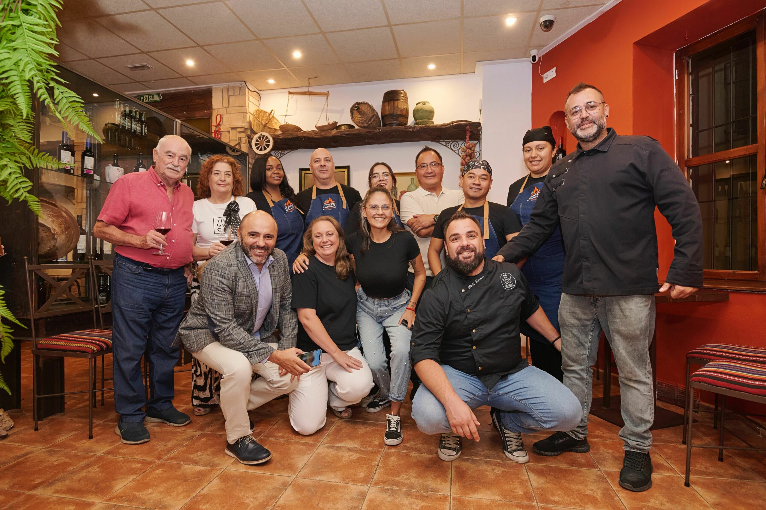 equipo del Asador las tascas de las brasas con Julio ramirez de Abrasador y los asesores scaled