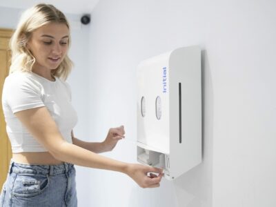 Vuelta al cole: 4 razones por las que contar con dispensadores de higiene menstrual en los baños de los centros académicos