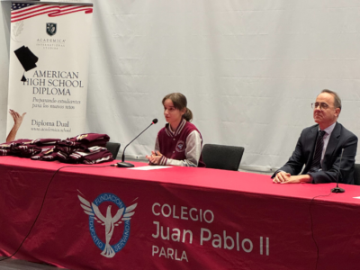 El Colegio Juan Pablo II de Parla entrega las beisboleras a los alumnos del Bachillerato Dual Americano