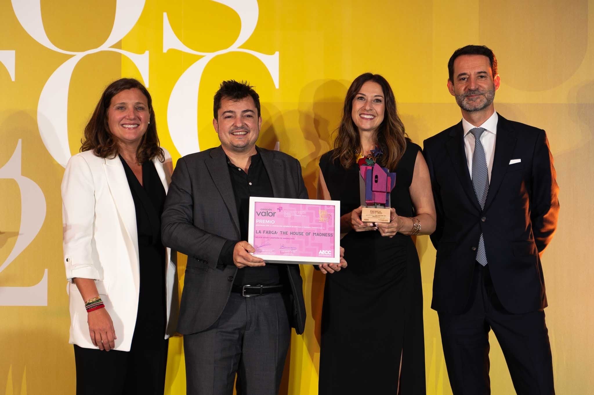 Sergio Garcia y Esperanza Perez socios de Agencia Fandom recogiendo el galardon