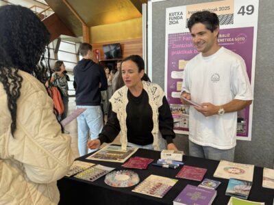 El Colegio de Farmacéuticos de Gipuzkoa acerca a jóvenes estudiantes las salidas y oportunidades de la profesión para orientarles en su elección académica