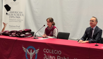 El Colegio Juan Pablo II de Parla entrega las beisboleras a los alumnos del Bachillerato Dual Americano