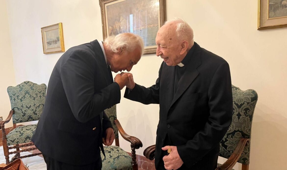 El cardenal Acerbi cumple 100 años en el Vaticano, acompañado del Dr. de la Peña, gurú de la longevidad