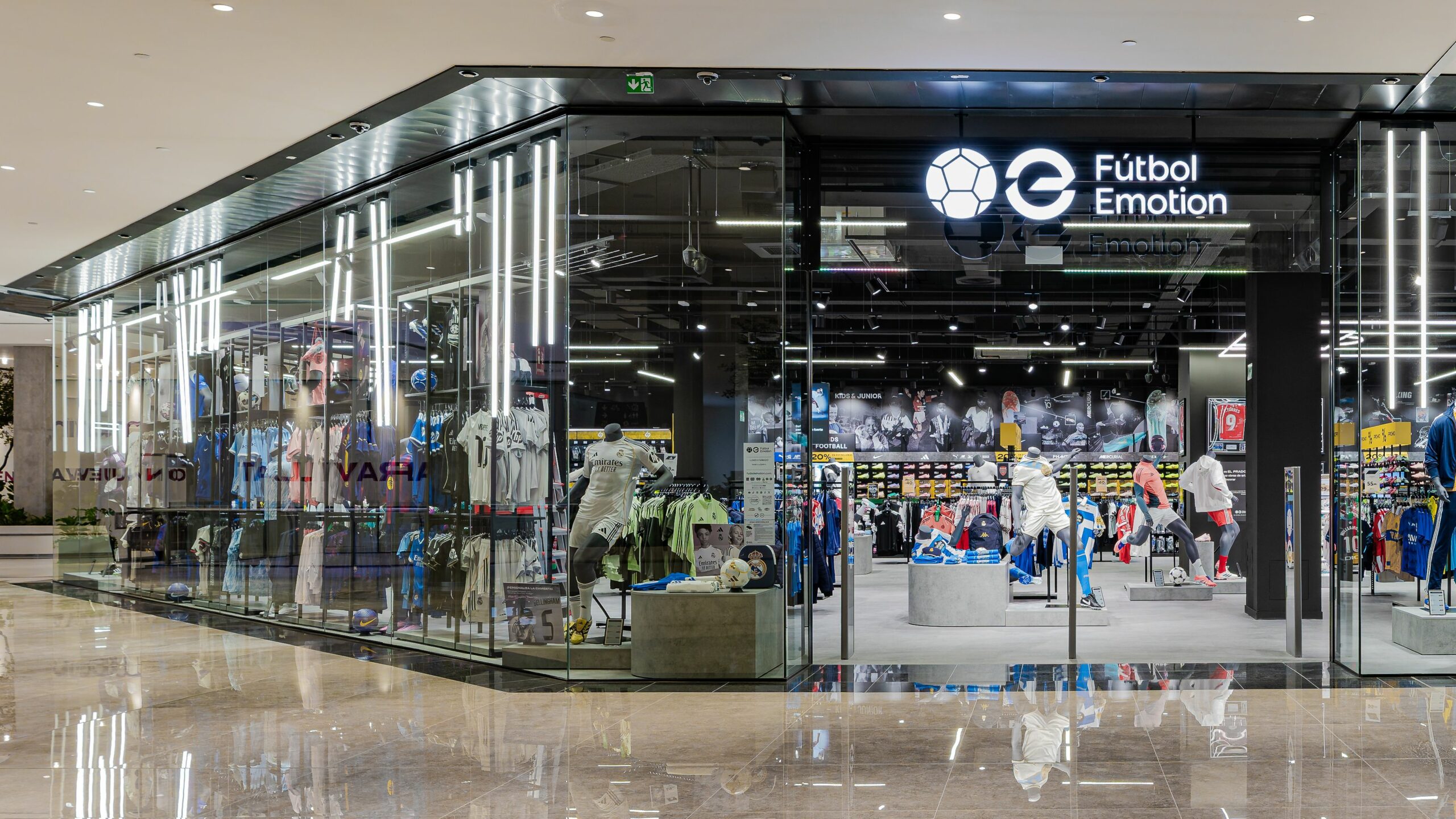 La nueva tienda de Fútbol Emotion en Marineda City arranca con éxito tras su reapertura y ampliación 3 sportsemotionmarineda001 2 scaled