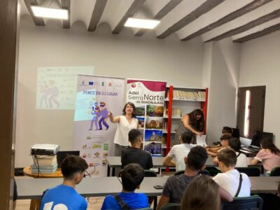 ADEL llevó la lucha contra la violencia de género digital a la Sierra Norte