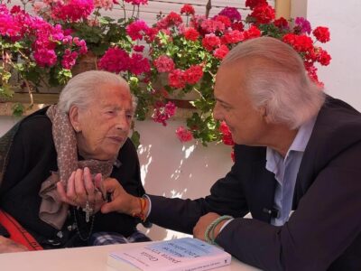Teresa Fernández, con 112 años, se convierte en la más longeva de España, arropada por el doctor de la Peña