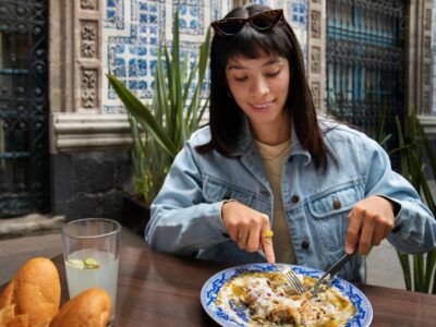 Las mesas para uno se disparan en España: comer solo deja de ser excepción